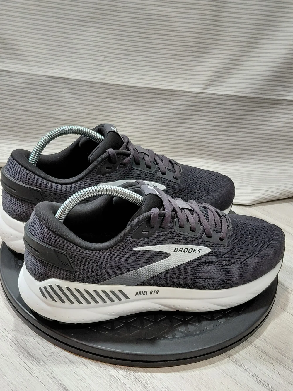 Brooks Womens Ariel GTS 24 Running Shoes in Charcoal/White SIZE 8.5 D WIDE FIT